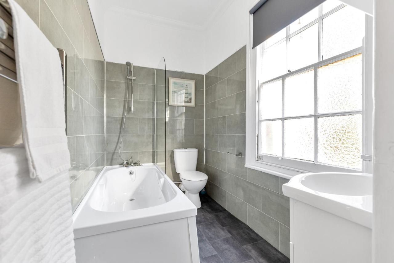 Modern Two Bedroom Apartment With Free Parking! Londres Exterior foto